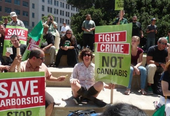obama_protests_in_oakland_on_marijuana